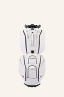 Minimal Golf Gaia TE1 Cartbag auf einem Golfwagen, mit mehreren Fächern und verstellbarem Schultergurt, für Golfausrüstung.