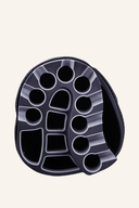 Großer Big Max Dri Lite Silencio 2 Cartbag mit mehreren Fächern und stabilem Griff auf einem Golfplatz.