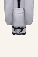 Leichtes Big Max Dri Lite Silencio 2 Cartbag mit mehreren Fächern und stabilem Griff auf einem Golfplatz.