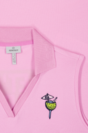 Camelia (2026) Polo von Sportalm, hellblaues Poloshirt mit Logo-Details, auf einem weißen Hintergrund fotografiert