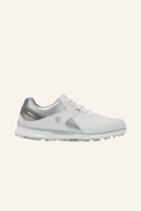 Footjoy Pro SL Golfschuhe in Schwarz mit Sohlenprofil und Schnürverschluss, auf einem Golfplatz liegend