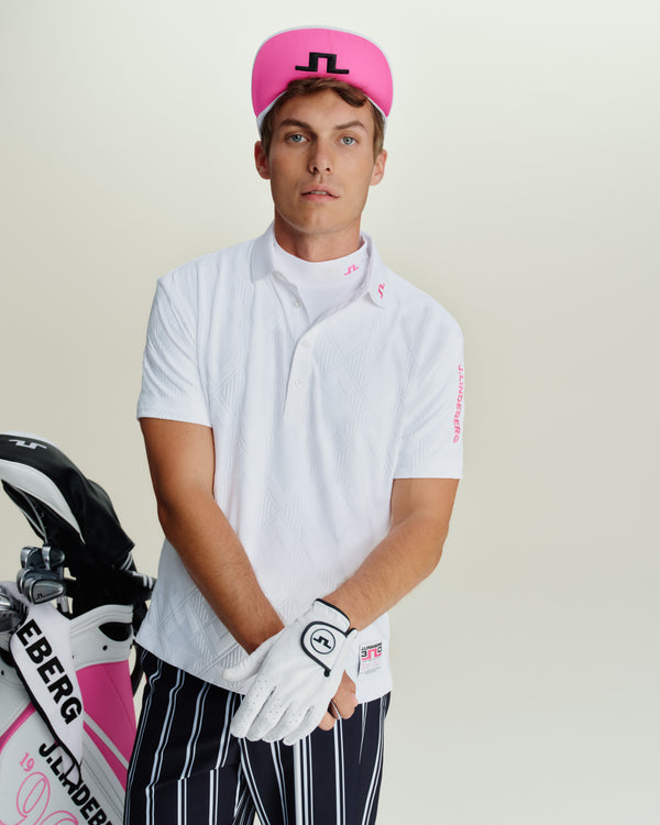 Für heute neu interpretiert und sowohl in Menswear als auch Womenswear umgesetzt, verbindet die Kollektion Golf und Ready-to-wear durch eine moderne, selbstbewusste Perspektive.