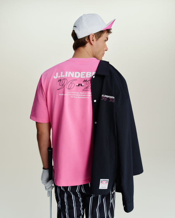 Für heute neu interpretiert und sowohl in Menswear als auch Womenswear umgesetzt, verbindet die Kollektion Golf und Ready-to-wear durch eine moderne, selbstbewusste Perspektive.