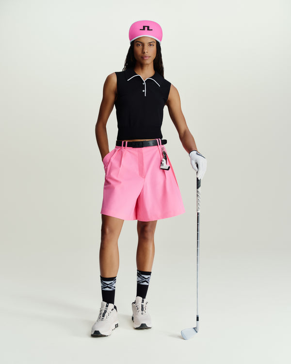 Für heute neu interpretiert und sowohl in Menswear als auch Womenswear umgesetzt, verbindet die Kollektion Golf und Ready-to-wear durch eine moderne, selbstbewusste Perspektive.