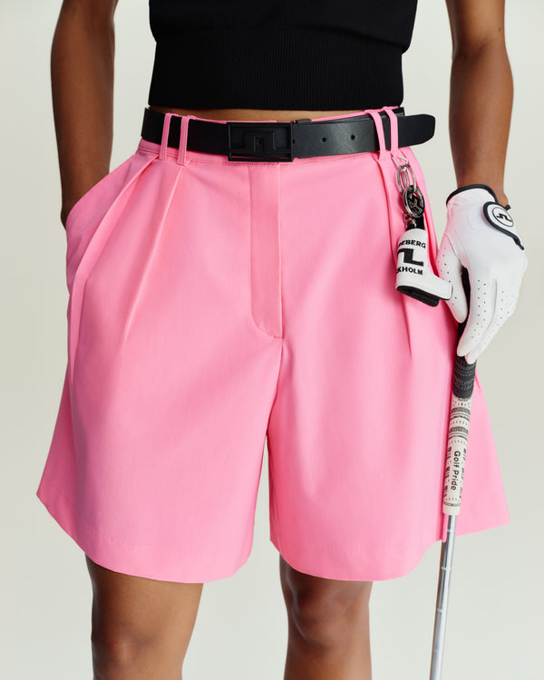 Für heute neu interpretiert und sowohl in Menswear als auch Womenswear umgesetzt, verbindet die Kollektion Golf und Ready-to-wear durch eine moderne, selbstbewusste Perspektive.
