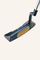 Odyssey Ai-One Milled Two T Putter, handgefertigter Putter mit glatter Oberflächenstruktur und präziser Ausrichtung.
