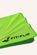 Grünes Airflip Kühltuch von Golfers Paradise, bequem gefaltet, zeigt die weiche, kühlende Textur für sportliche Aktivitäten