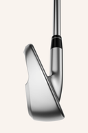 Callaway Apex AI200 Eisensatz mit geschwungener Eisen-Form und silbernem Finish, detailreiche Nahaufnahme der Golfschläger.