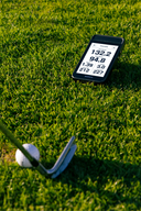 Garmin Approach G82 Golf GPS-Gerät und Launch Monitor mit Display und Steuerknöpfen auf weißem Hintergrund.