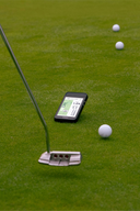 Garmin Approach G82 Golf GPS-Gerät und Launch Monitor mit Display und Bedienelementen auf einem Golfplatz.