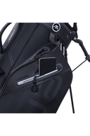 Blaue Big Max Aqua Eight G Standbag mit mehreren Taschen und Stauraum für Golfschläger, auf einem Golfplatz liegend