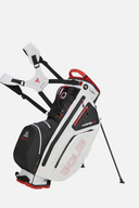 Hybrid-Golfbag AQUA Hybrid 3 von Big Max mit wasserabweisendem Design und praktischen Tragegriffen, auf einem Golfplatz liegend