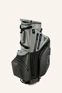 Hybrid-Schirm AQUA Hybrid 4 von Big Max, mit wasserabweisendem Stoff und robustem Rahmen, auf einem Golfplatz liegend