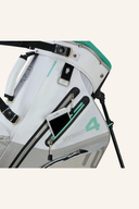 Hybrid-Schläger AQUA Hybrid 4 von Big Max mit Wasserstoff-Technologie, gelb und schwarz, im Freien liegend.
