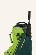 Großer Big Max Aqua Style 4 Cartbag mit blauer Farbe und Regenschirmmuster, ideal für Golfer auf dem Golfplatz.