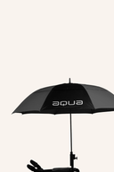 Großer AQUA UV Sonnenschirm von Big Max, abgebildet im montierten Zustand, bietet Schatten und UV-Schutz im Garten.