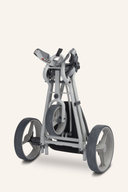 Manueller Golftrolley Autofold X von Big Max, zusammengeklappt und bereit für den Transport auf glatten Golfplätzen.