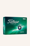 Titleist AVX Golfbälle, weiße Bälle mit Logo, liegend auf grünem Rasen, detailreiche Nahaufnahme der Golfbälle
