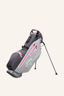 Callaway FAIRWAY C Standbag mit Doppelriemen, tragbare Golftasche aus robustem Material, ideal für Golfer, zeigt Taschen mit Fächern.
