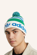 Adidas Archive Beanie, graue Mütze aus weichem Material, bequemes Design für kalte Tage, mit Adidas Logo.