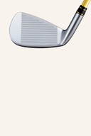 Beres 10 Einzeleisen von Honma, gebogene Golfeisen für präzises Spiel, auf einem Golfplatz liegend.