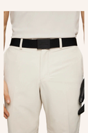 Kurze Golfshorts von J. Lindeberg, sportliche Hosen in neutralem Design, perfekt für den Golfsport, auf weißem Hintergrund.