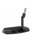 Schwarzer TaylorMade Soto #1 Putter mit Blade-Design, liegend auf grünem Golfplatz, Fokus auf Putterkopf und Griff.