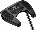 Schwarzer TaylorMade Palisades #3 Putter mit Mallet-Design, liegend auf grünem Golfplatz, detailreiche Nahaufnahme