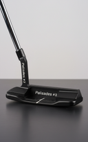 Schwarzer TaylorMade Palisades #3 Putter mit Mallet-Design, leicht gebogenes Griffstück, für präzises Putten auf dem Golfplatz.