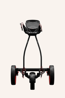 Großer Max Blade IP 2 Trolley mit schwarzem Design und Logo vorne, stabiler Griff und schützende Oberfläche sichtbar