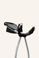 Großer Max Blade IP 2 Trolley mit weißer Tasche und Druck, stabiler Handgriff und geräumiges Innenfach.