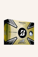 Bridgestone e12 Contact Golfbälle liegen auf grünem Gras, bereit für den Abschlag, mit weißem Ball und klarer Markenbeschriftung.