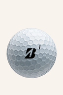 Bridgestone e12 Kontakt Golfbälle, weiße Golfbälle mit schwarzem Branding, auf grünem Golfplatz.