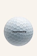 Bridgestone e12 Contact Golfbälle, weiße Bälle mit rotem Logo, auf grünem Rasen für verbessertes Schlaggefühl.