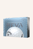 Weiße Callaway REVA 2021 Golfbälle, Nahaufnahme der Bälle mit Markenlogo und glatter Oberfläche.