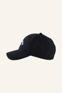 Callaway Stitch Magnet Cap, schwarze Kappe mit aufgesticktem Logo und verstellbarem Riemen, ideal für Golf und Freizeit.