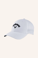 Callaway Stitch Magnet Cap, schwarze Kappe mit aufgesticktem Markenlogo und verstellbarem Riemen, modischer Sonnenschutz für Golf.