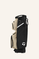 Schwarzer und brauner TaylorMade Cart Lite Cartbag mit mehreren Fächern und bequemen Tragegriffen, auf einem Golfwagen platziert