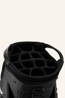Grauer TaylorMade Cart Lite Cartbag mit mehreren Fächern und verstellbarem Schultergurt, ideal für Golftaschen auf dem Golfwagen.