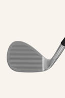 Cleveland CBZ Zipcore 2025 Wedge, Nahaufnahme des Golfschlägers mit schwarzem Griff und silberner Kopfgestaltung