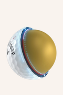 Callaway Chrome Soft Tour Triple Track 2024 Golfbälle mit Triple Track Markierungen auf weißem Ball, Nahaufnahme.