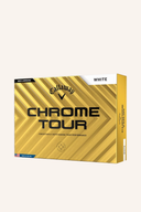 Weiße Callaway Chrome Tour 2024 Golfbälle, Nahaufnahme der glatten Oberfläche und Markierung auf weißem Hintergrund.