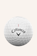 Weiße Callaway Chrome Tour 2024 Golfbälle, Nahaufnahme, mit glänzendem Finish, ideal für präzises Golfspiel