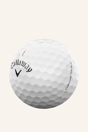 Weißer Callaway Chrome Tour 2024 Golfball, Nahaufnahme mit glänzender Oberfläche und Markenlogo sichtbar