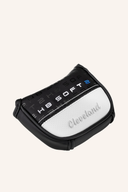 Cleveland HB SOFT 2 Retreve Putter, schwarzer Golf-Putter mit weißen Griffen und glatter Schlagfläche, auf grünem Golfplatz.