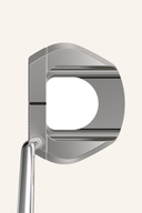 Cleveland HB SOFT 2 Retreve Putter, schlichter Golfputter mit schwarzen Griff und silberner Schlagfläche, auf Rasen liegend