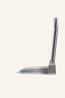 Cleveland HB SOFT 2 Retreve Putter mit schwarzem Griff und Edelstahlkopf, auf einem Golfplatz liegend.