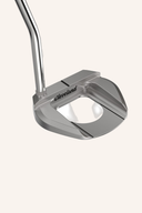 Cleveland HB SOFT 2 Retreve Putter mit weißem Griff und schwarzem Schaft auf einem Golfplatz.