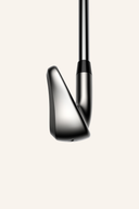 Cobra DS Adapt Eisensatz, silberner Eisen-Satz mit verschiedenen Schlägern für Golfer, auf weißem Hintergrund fotografiert