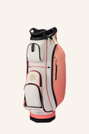 Vessel Lux 14-Wege Cartbag in Koralle mit mehreren Fächern und Stauraum für Golfschläger auf dem Golfplatz